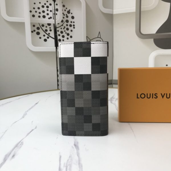 Louis Vuitton Wallet 051 Fashion