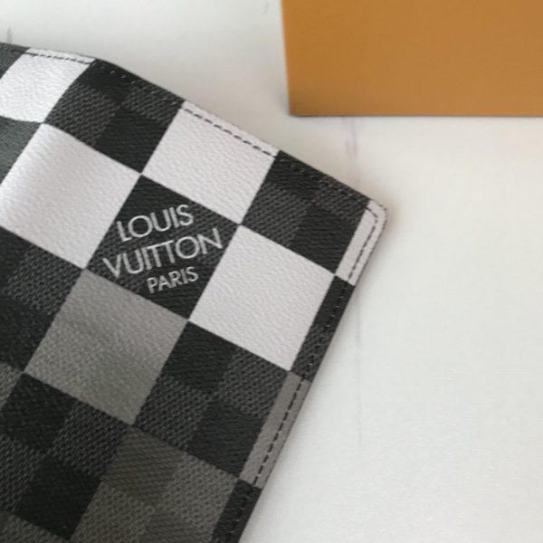 Louis Vuitton Wallet 051 Fashion